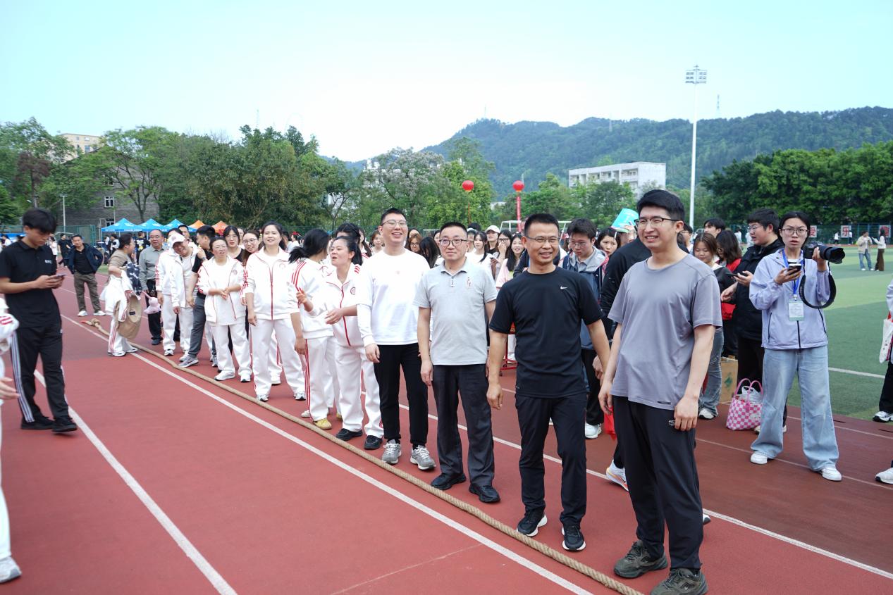 马克思主义学院在校园运动会教师团体拔河赛中喜获佳绩