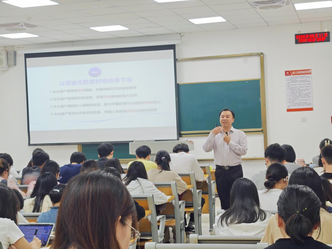 校党委书记彭体春为马克思主义学院学生  讲授专题思政课