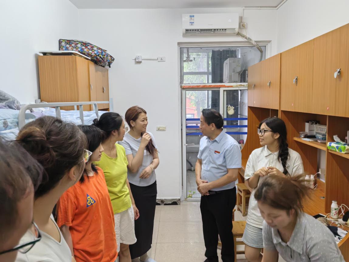 情暖新生，寄语成长——重庆人文科技学院马克思主义学院领导走访慰问2026级本科新生